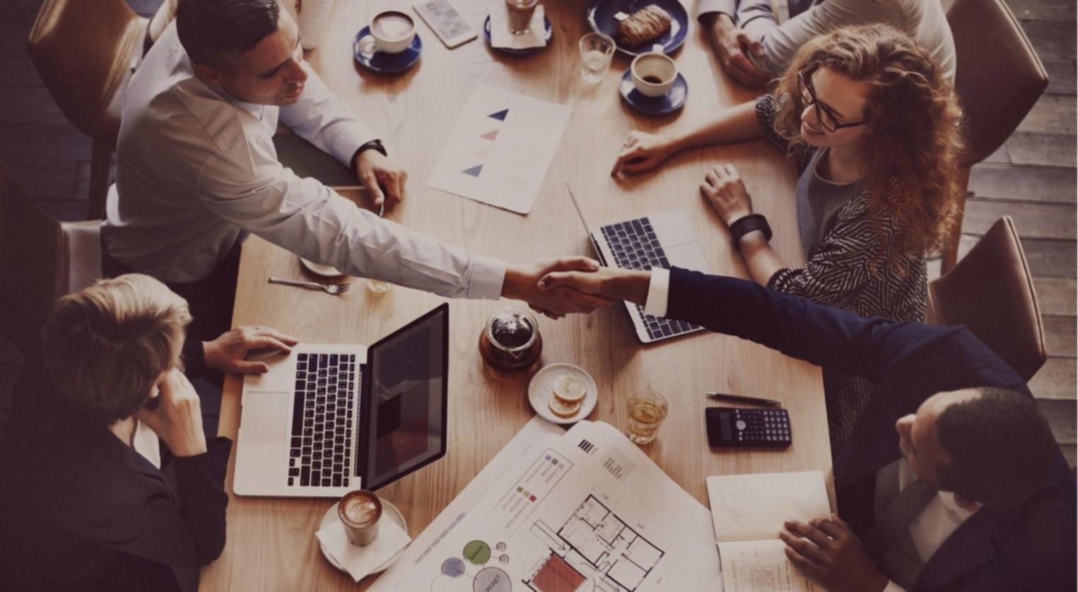 Mentor analizuje dane finansowe klienta na ekranie